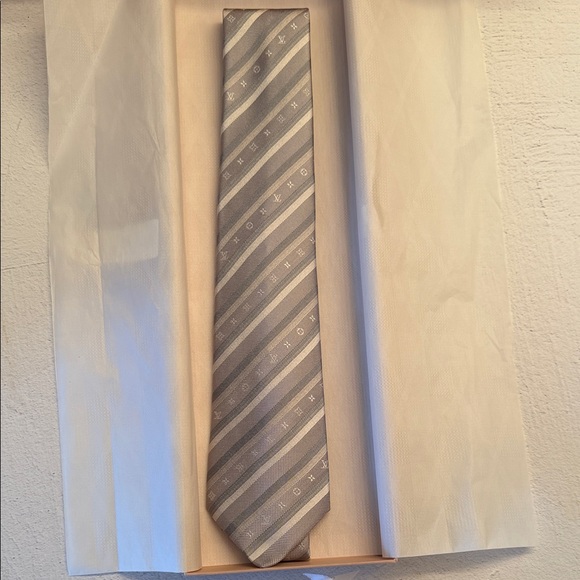 Louis Vuitton Monogram Tie - Picture 4 of 15
